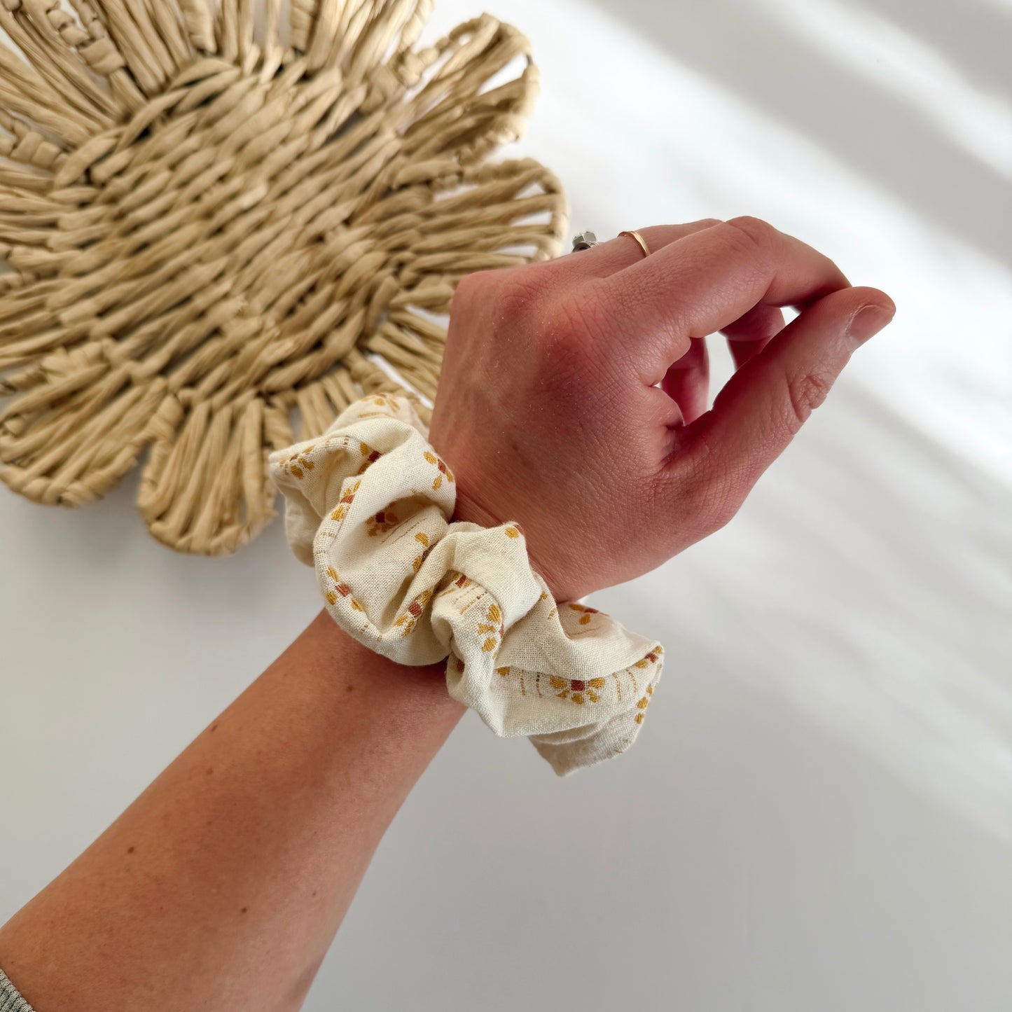 Scrunchie / Daisies in Cream