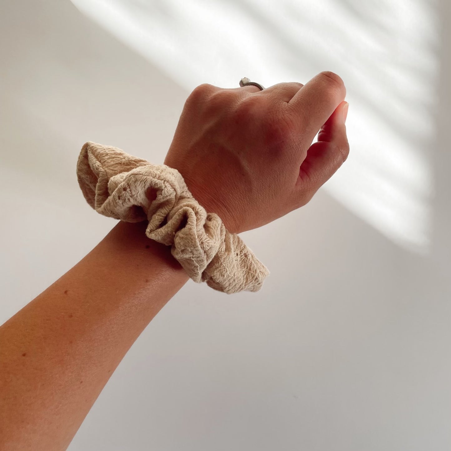 Scrunchie / Latte Eyelet